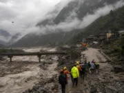 नेपाल फ्लैश फ्लड: 320 भारतीय संपर्क से बाहर, 547 मौतें नेपाल फ्लैश फ्लड के बाद हिमालयी घाटी में बचाव अभियान का सांकेतिक दृश्य