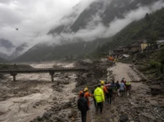 नेपाल फ्लैश फ्लड: 320 भारतीय संपर्क से बाहर, 547 मौतें नेपाल फ्लैश फ्लड के बाद हिमालयी घाटी में बचाव अभियान का सांकेतिक दृश्य