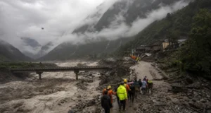 नेपाल फ्लैश फ्लड: 320 भारतीय संपर्क से बाहर, 547 मौतें नेपाल फ्लैश फ्लड के बाद हिमालयी घाटी में बचाव अभियान का सांकेतिक दृश्य