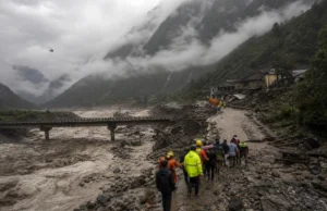 नेपाल फ्लैश फ्लड: 320 भारतीय संपर्क से बाहर, 547 मौतें नेपाल फ्लैश फ्लड के बाद हिमालयी घाटी में बचाव अभियान का सांकेतिक दृश्य
