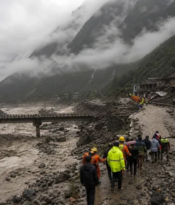नेपाल फ्लैश फ्लड: 320 भारतीय संपर्क से बाहर, 547 मौतें नेपाल फ्लैश फ्लड के बाद हिमालयी घाटी में बचाव अभियान का सांकेतिक दृश्य