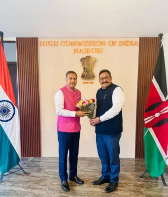 भारत–केन्या मीडिया सहयोग पर संवाद, नैरोबी में डॉ. आदर्श स्वाइका से मिले डॉ. विपिन गौड़ नैरोबी स्थित भारतीय उच्चायोग में डॉ. आदर्श स्वाइका और डॉ. विपिन गौड़ की मुलाकात