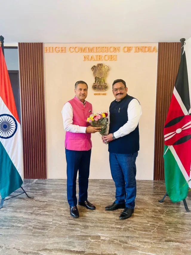 नैरोबी में डॉ. आदर्श स्वाइका और डॉ. विपिन गौड़ की मुलाकात नैरोबी स्थित भारतीय उच्चायोग में डॉ. आदर्श स्वाइका और डॉ. विपिन गौड़ की मुलाकात